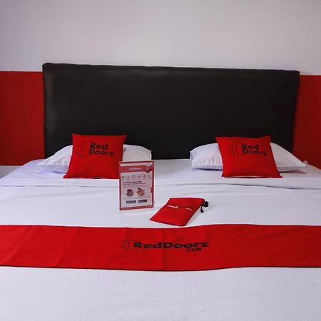 Reddoorz Plus @ Samratulangi Manado Exteriör bild