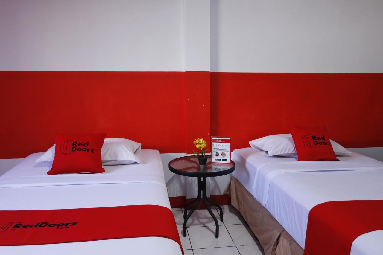 Reddoorz Plus @ Samratulangi Manado Exteriör bild